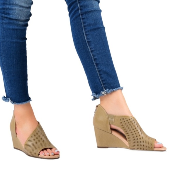 93. JOURNEE COLLECTION Brown Cushioned Aretha Peep Toe Wedge Zip-Up Pumps - Picture 1 of 12